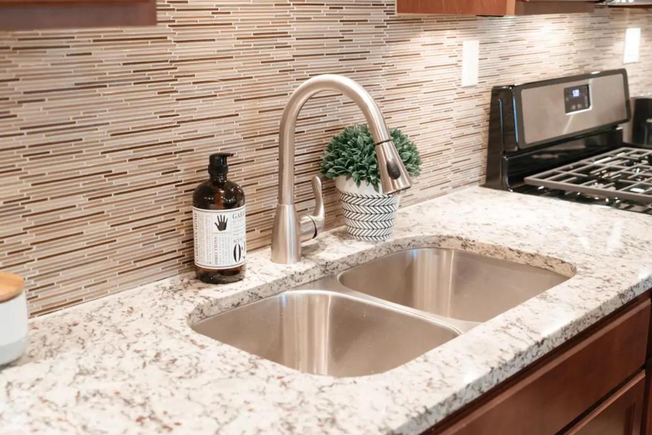 2Br Airy & Tidy Apt With Free Covered Parking - Central Modern Chicago Luaran gambar