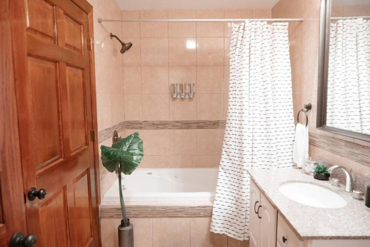 2Br Airy & Tidy Apt With Free Covered Parking - Central Modern Chicago Luaran gambar