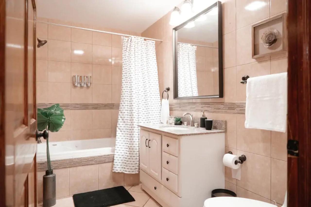 2Br Airy & Tidy Apt With Free Covered Parking - Central Modern Chicago Luaran gambar