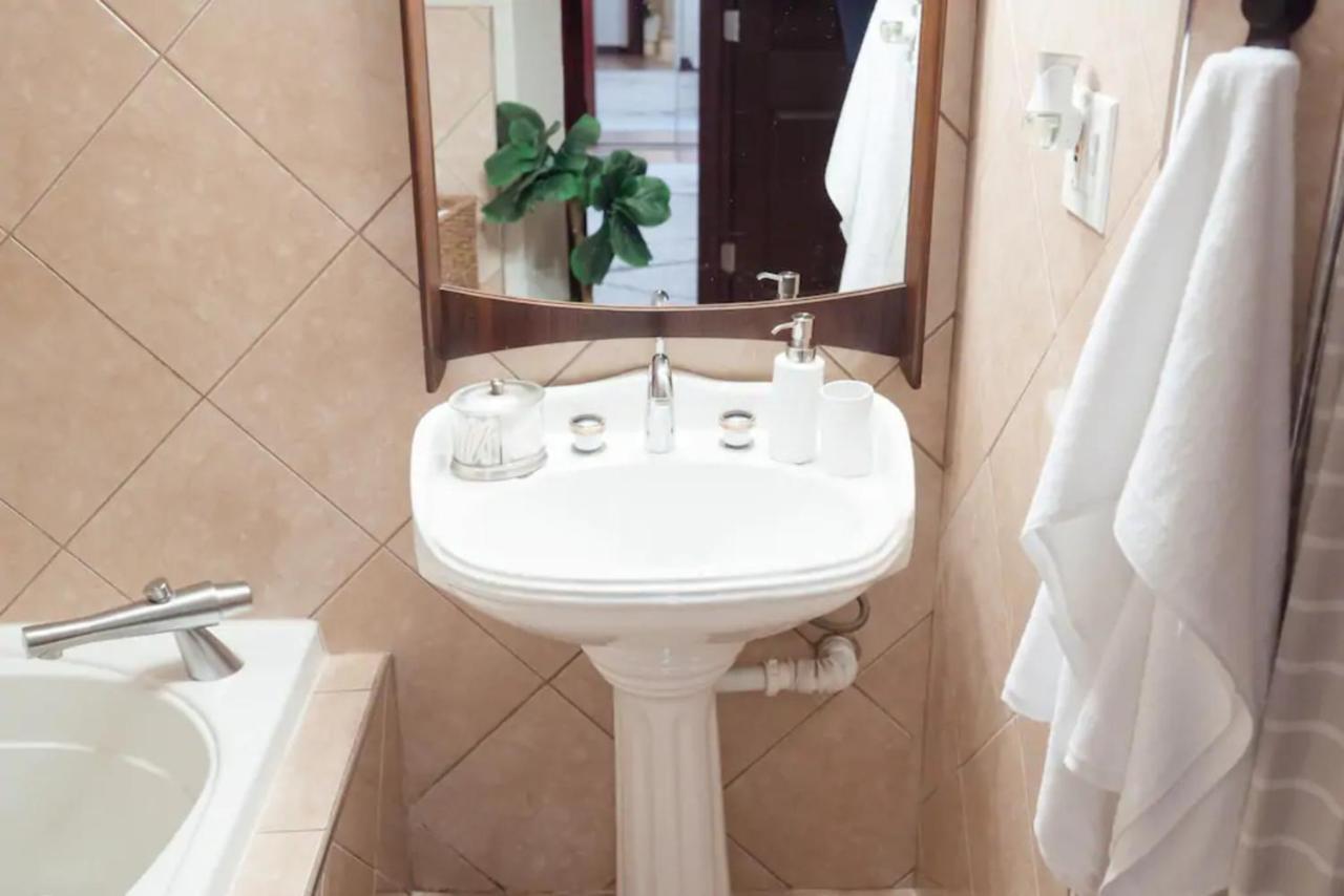 2Br Airy & Tidy Apt With Free Covered Parking - Central Modern Chicago Luaran gambar